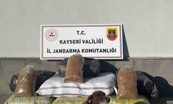 Kimlik kontrolü için durdurulan otobüsten 230 kilogram kaçak tütün çıktı