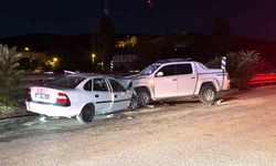 Kırıkkale’de otomobil ile kamyonet kafa kafaya çarpıştı: 3 yaralı
