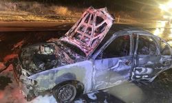 Kırıkkale’de seyir halindeki araç alev alev yandı: 2 yaralı
