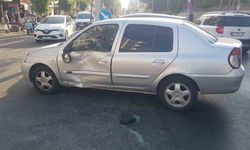 Kırmızı ışık ihlali yaptı otomobille çarpıştı: 1 yaralı