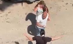 Kızını bıçakla kovaladı, o anlar kamerada