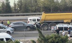 Kocaeli’de feci kaza: Motosiklet sürücüsü kamyonla otomobil arasına sıkıştı