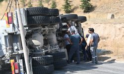 Kontrolden çıkan beton mikseri refüje devrildi: 1 yaralı