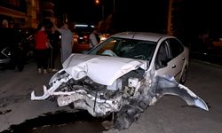 Kontrolden çıkan otomobil ağacı ve direği devirdi, sürücü kaçtı