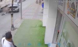 Kontrolünü kaybeden sürücünün caddeyi birbirine kattığı kaza kamerada