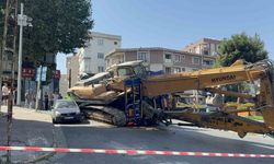 Küçükçekmece’de tırdan düşen iş makinesi araca çarptı