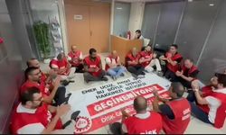 Maaşlarını alamayan işçiler, başkanın kapısına dayandı