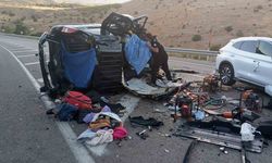 Malatya-Kayseri karayolu Akçadağ ilçesinde hafif ticari araç ile otomobilin kafa kafaya çarpışması sonucu ilk belirlemelere göre 4 kişi hayatını kaybetti, 2 kişi yaralandı.
