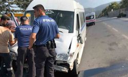Manisa’da işçi servisi ağaca çarptı: 8 yaralı