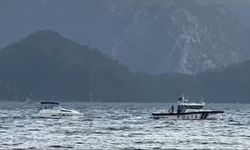 Marmaris’te denizde arızalanan teknedeki vatandaşlar polis botu ile kurtarıldı