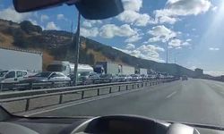 Mıcır yüklü tır devrildi: TEM Otoyolu İstanbul istikametinde trafik felç oldu