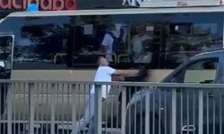 Minibüs şoförü yola atladı, korna çalan sürücüyü tekme tokat dövdü