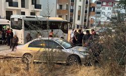 Minibüsle otomobil çarpıştı, yaya kaldırımındaki vatandaş yaralandı