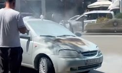 Motor kısmı alev alan otomobil, vatandaşların hızlı müdahalesi ile söndürüldü