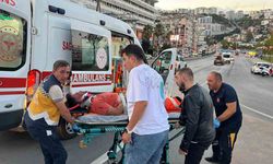 Motosiklet trafik levhasına çarptı: 1’i ağır 2 yaralı