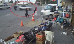 Motosikletin otomobile ok gibi saplandığı anlar kamerada