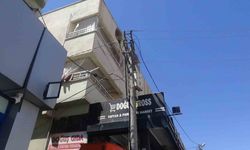 Onarmak için çıktığı elektrik direğinde akıma kapılarak yere çakıldı