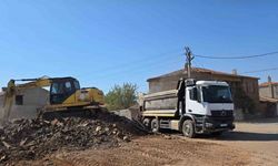 Orman yangınında hasar alan binaların enkazları bir bir kaldırılıyor