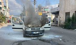 Osmaniye’de hafif ticari araç alev alev yandı