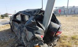 Otomobil direğe ok gibi saplandı: 3 yaralı