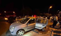 Otomobiller çarpıştı, sıkışan kadını itfaiye kurtardı