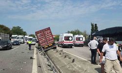 Otoyolda tırın yerinden söktüğü bariyer parçaları yola savruldu