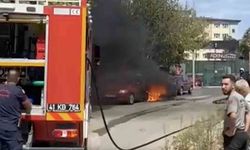 Park halindeki iki otomobil alev alev yandı