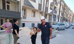 Pencerede mahsur kalan kediyi itfaiye kurtardı