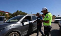 Polis hem sıcakla mücadele ediyor hem kentin huzurunu sağlıyor
