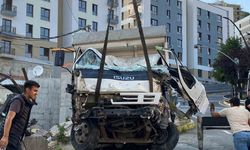 Rampadan inen kamyonet bariyerlere çarptı: 1 yaralı