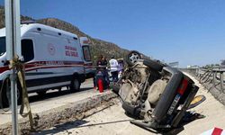 Refüje çarparak takla atan Tofaş kullanılmaz hale geldi: 4 yaralı