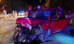 Sakarya’da duvara çarpan otomobil hurdaya döndü: 2 yaralı