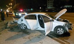Samsun’da ağaca çarpan otomobil hurdaya döndü: 1 yaralı