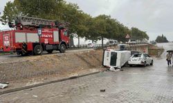 Samsun’da yoldan çıkan minibüs iki araca çarparak devrildi