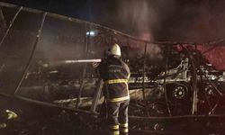 Şanlıurfa’da alev alev yanan tır hurda yığınına döndü