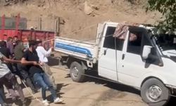 Şemdinli’de halatlı kurtarma operasyonu: Kamyonet uçurumun kenarından kurtarıldı