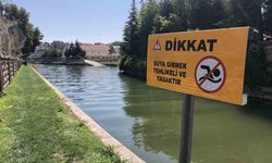 Serinlemek için Porsuk Çayı’na girdi, zabıta ekipleri tarafından çıkarıldı
