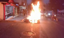 Seyir halindeki motosiklet yandı, olay anı güvenlik kamerasında