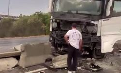 Seyir halindeki tır beton bariyere çarptı