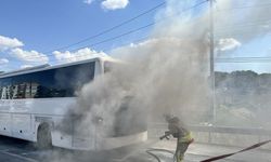 Seyir halindeki yolcu otobüsü yandı; yolcular tahliye edildi