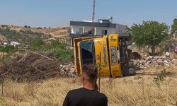 Siirt’te hafriyat kamyonu devrildi: 3 yaralı