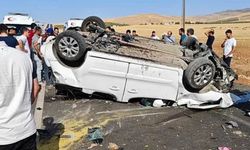 Siirt’te refüje çarparak takla atan araç ters döndü: 6 yaralı