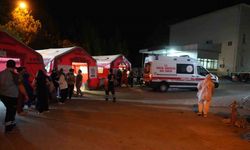 Sındırgı’da 6,1’lik deprem sonrası sahra hastanesi kuruldu, vatandaşlar geceyi stadyumda geçiriyor