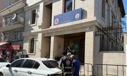 Sokak ortasında kavgaya tutuşarak ambulansa yol vermeyen sürücüler yakalandı