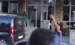 Sokak röportajı sırasında havaya ateş açan çocuk yakalandı