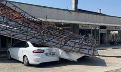 Susurluk’ta park halindeki araçların üzerine tabela devrildi