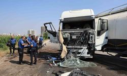 Tanker karşı şeride geçip otomobile çarptı, kamyon yan devrildi: 2 yaralı