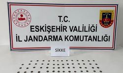 Tarihi eser kaçakçısı çantasındaki sikkelerle yakalandı