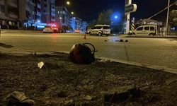 Ters yönde ilerleyen hafif ticari araç motosiklete çarptı: 1 ağır yaralı