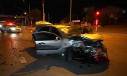 Ticari taksi ile otomobil kafa kafaya çarpıştı: 3 yaralı